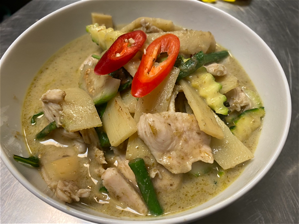 Kaeng Khieuwwan Kai - Chicken with green curry and coconut milk - Kip in groene kerrie met cocosmelk