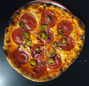 Pizza Salami met uit en jalapenos