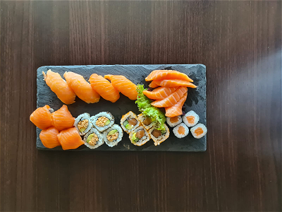 Salmon Deluxe Box 20st + 5st sashimi