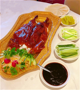 hele gefileerd Peking eend met pannenkoekjes  片皮鸭一只 (配鸭皮,菜码,汁水)
