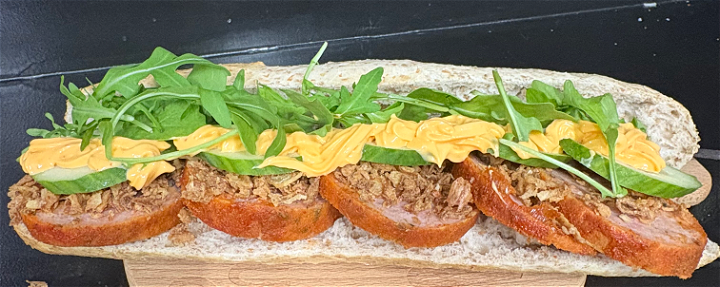 Broodje Grillworst Sriracha
