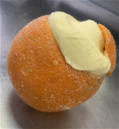 Sinaasappel gevuld met Italiaans ijs