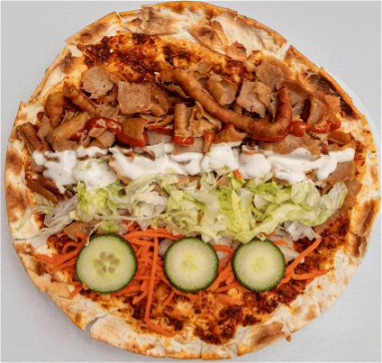 Turkse pizza met döner kebab en salade