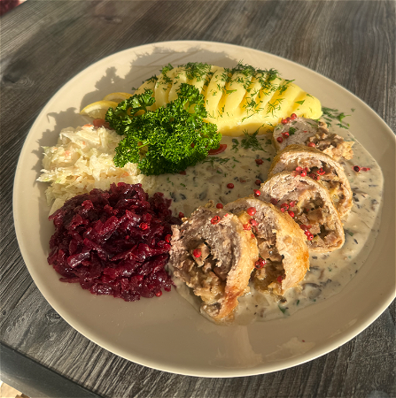 Roladka schabowa po Chłopsku w sosie pieczarkowym