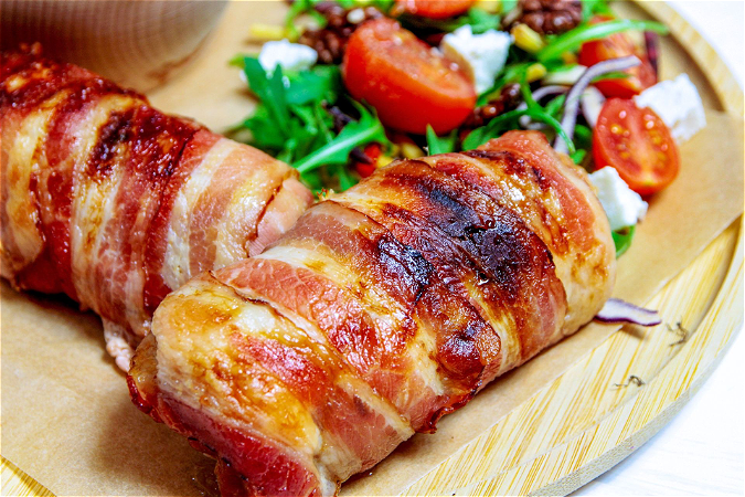 Roladka schabowa owinięta boczkiem z dodatkami