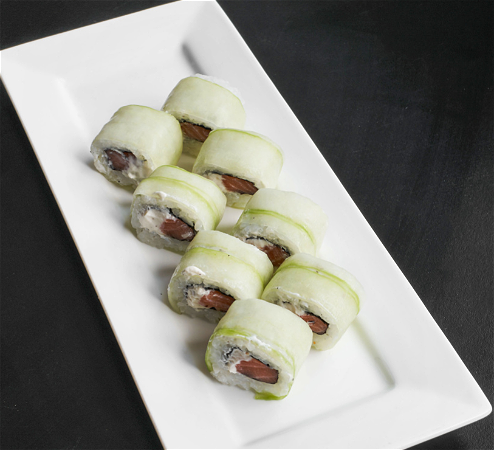 Sushi roll met zalm en roomkaas 