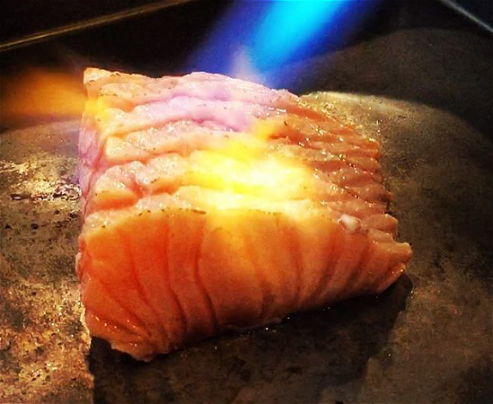 Flamed Salmon (6 pcs)