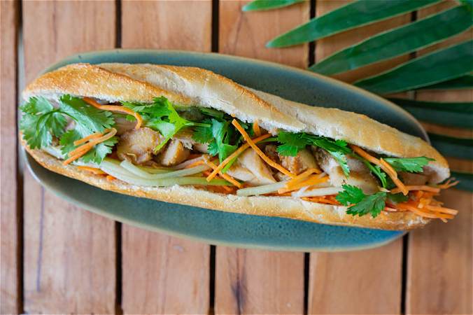 Banh Mi Ga Xa | Sandwich Lemongrass Chicken