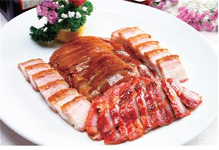 烧味三拼 （叉烧、火腩、鸭、油鸡）Geroosterd drie soorten vlees 