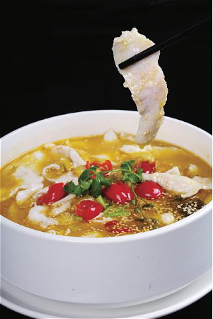 重庆酸菜鲈鱼 Gekookte vis met pittge-zure bouillon en ingelede groenten