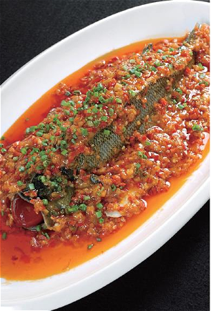 剁椒鲈鱼 Gestoomde zeebaars met fijngesneden chili peper