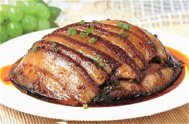 梅菜扣肉 Gestoofde doorregen varkenvlees met ingelegde groenten 