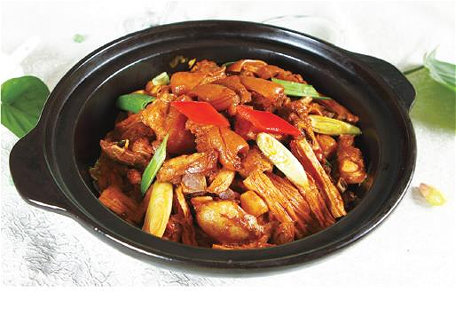 支竹羊腩煲 Lamsborstlappen met tahoelad in claypot