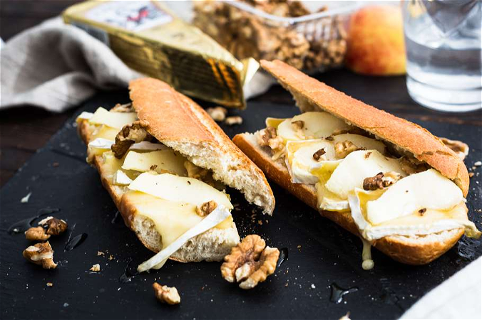 Stokbrood brie met walnoten en honing