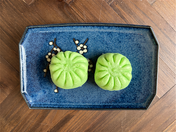 Pandan coconut buns 2 stuks (let op: tien minuten bereidingstijd)