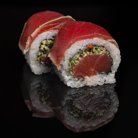 Spicy tuna tataki roll