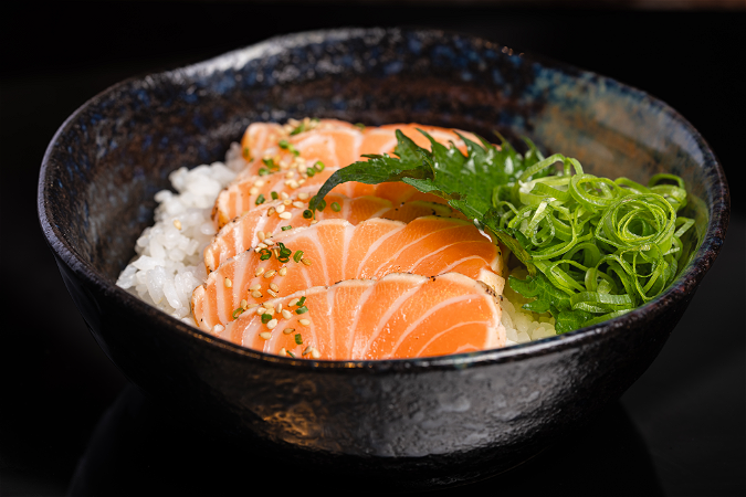 Donburi salmon tataki