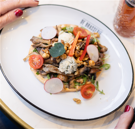 Flatbread gekruide gebakken paddenstoelen