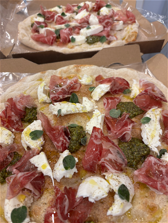 Pinsa pizza met pistachepesto, buffelmozzarella en  coppa