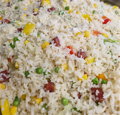 Javaanse witte nasi met geroosterde kip