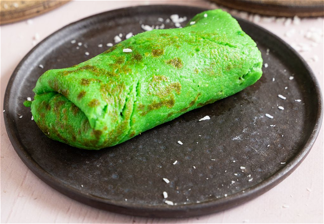 126  Sweet Coconut Pancake 斑斓椰丝卷(Dadar Gulung)