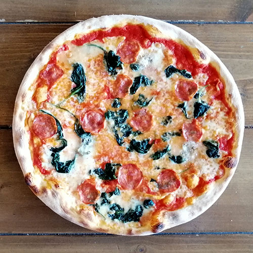 Pizza salame, spinaci e gorgonzola