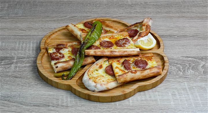 Sucuklu, Kasarli pide