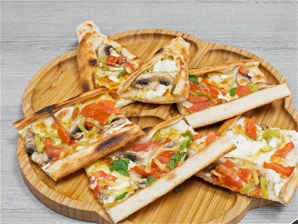 Mantarli kasarli domatesli pide
