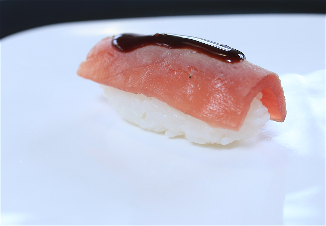 Gelambeerde tonijn met saus