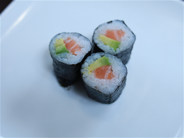 Sake avocado hosomaki/zalm avocado 