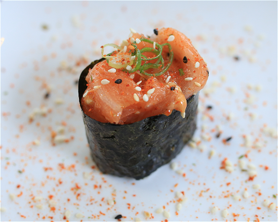 Spicy salmon gunkan 