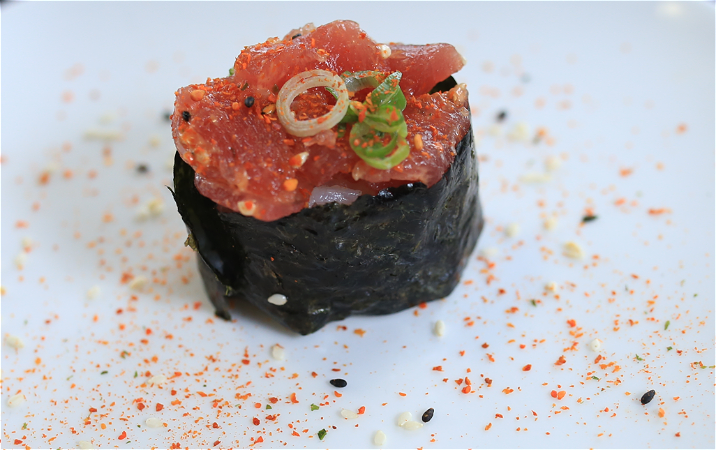 Spicy tuna gunkan