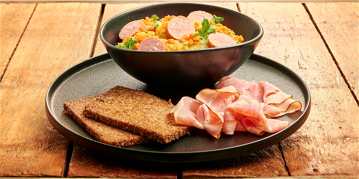 Snert met roggebrood en spek