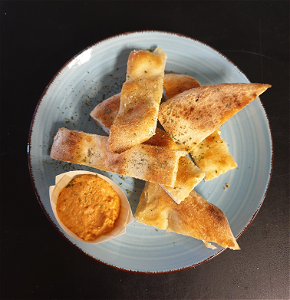 Huigemaakt vers gebakken brood met hummus