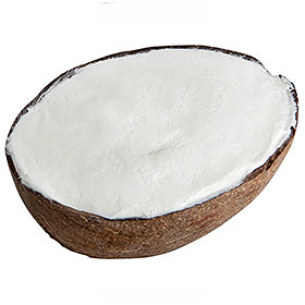 Halve kokosnoot gevuld met romig kokosnoot ijs