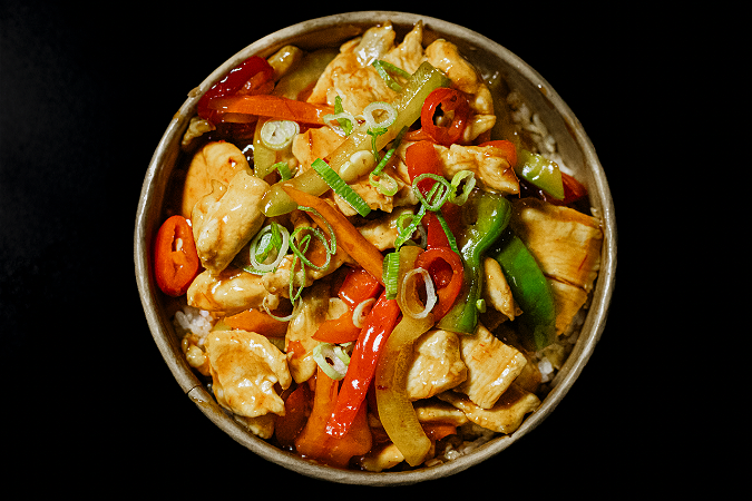 Warme Pokebowl met kip pikant