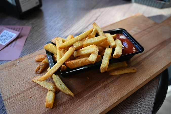 Friet met ketchup