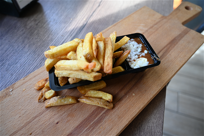 Friet met oorlog saus