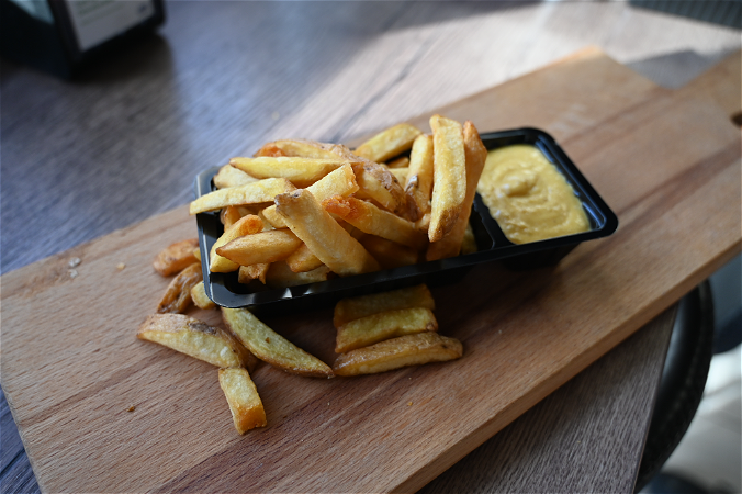 Friet met joppiesaus