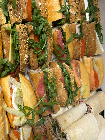 2 mini broodjes en 2 mini wraps per persoon