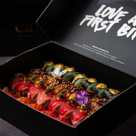 Santa Sushi Box Deluxe (10% off) + Free Champagne 