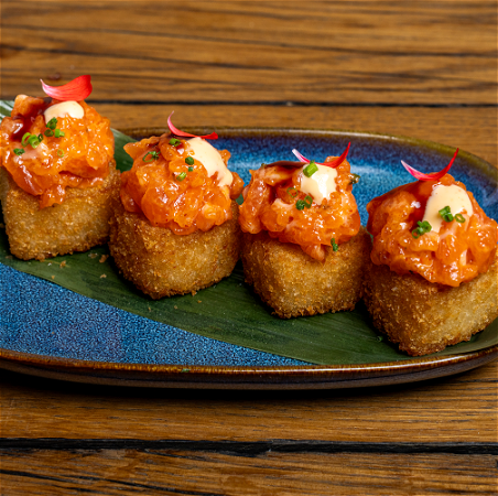 CRISPY RICE BITES SALMON (4 PCS)