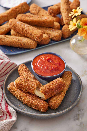 Mozzarella Sticks ( 7 stuks  ) met chillisaus