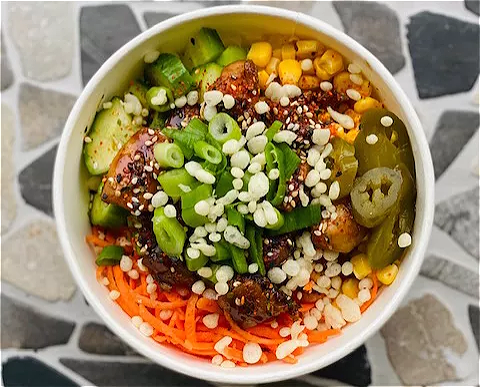 Poké bowl spicy kip