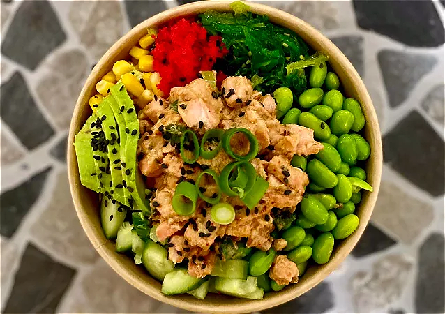 Poké bowl gebakken zalm