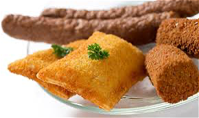 Gezinszak friet 2 kaassoufflés, 2 frikandellen, 2 kroketten.