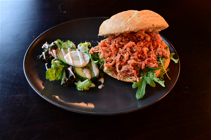 Broodje pulled chicken