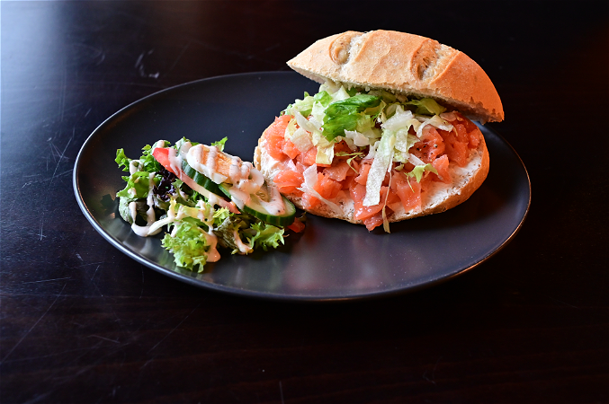 Broodje gerookte zalm snippers