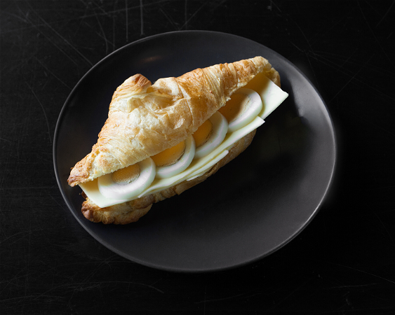 Croissant met kaas en ei