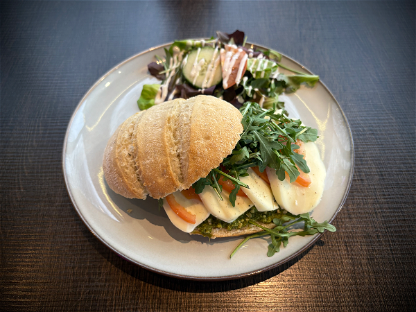 Broodje mozzarella-tomaat
